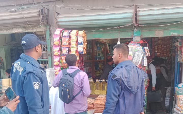 নেত্রকোনায় অবৈধ হান্নান বিড়ি ও জনি বিড়ি জব্দ, ব্যবসায়ীকে জরিমানা